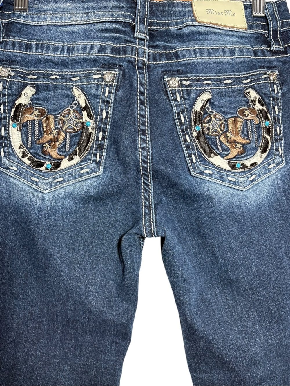 MISS ME | Mid-Rise Straight Stretch Dark Wash Jean 28 Horseshoe Cowboy Boots Hat - Picture 14 of 16